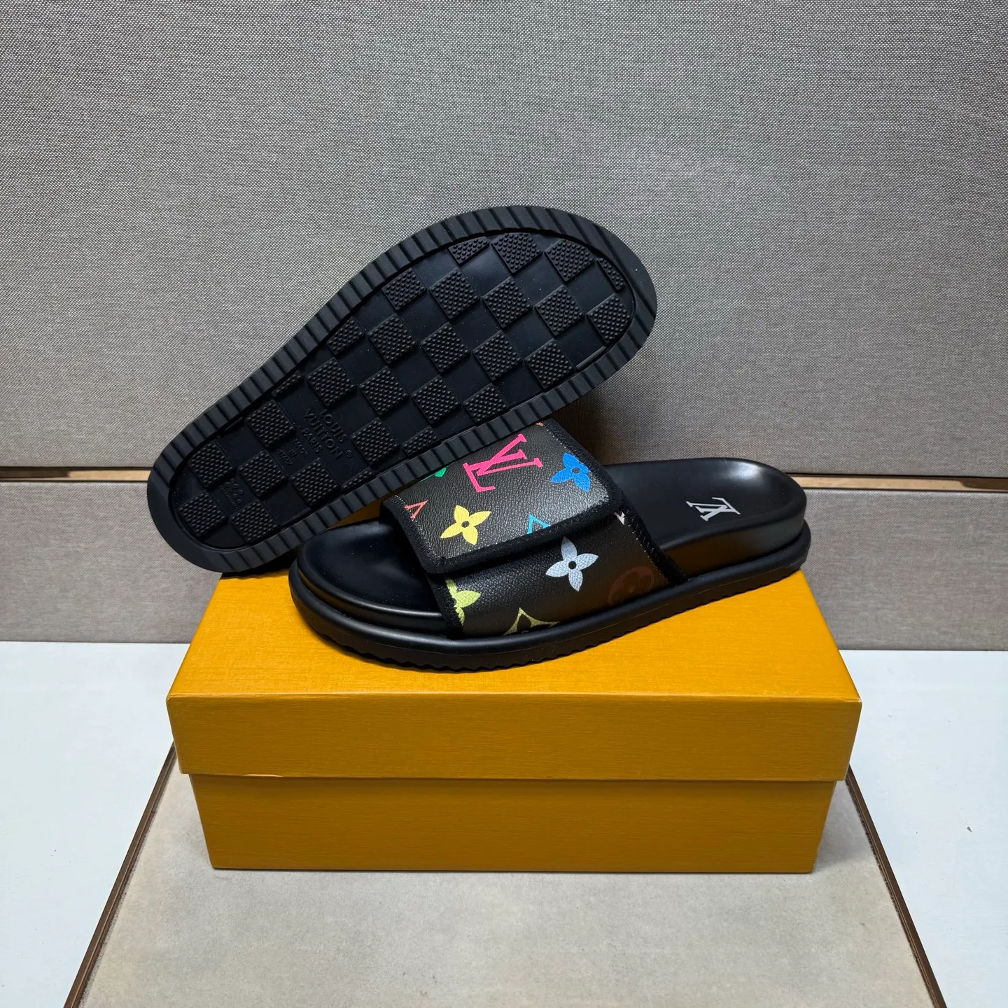 ⬛️Men's shoes 💰p320 [LV～] Men's casual slippers 2025z cabinet sales simultaneously 🔶Size: 38-44 #️⃣ 🔷2 colors🔜The upper is made of multi-material splicing➕Genuine leather lining, comfortable and breathable, sole: original comfortable and wear-resistant outsole, ⚠️Real shot📱Photographed🎬The real thing is better📢📢📢